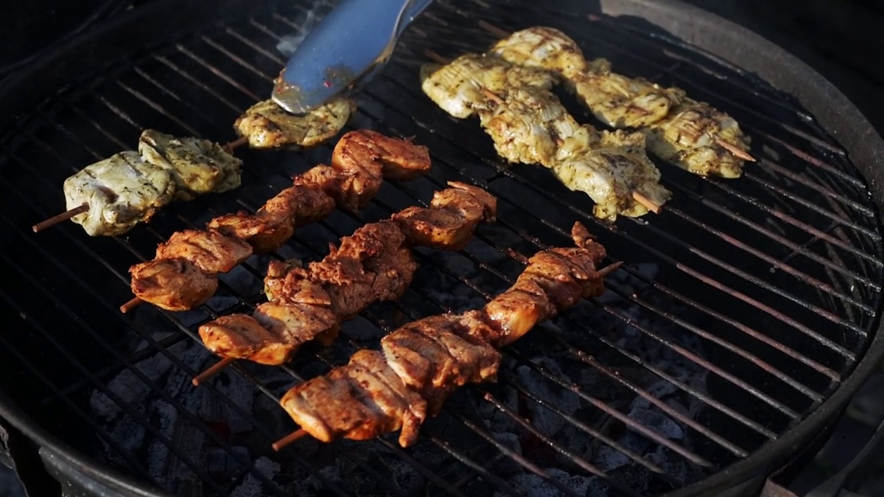 美味的烤肉，夏日烧烤视频素材