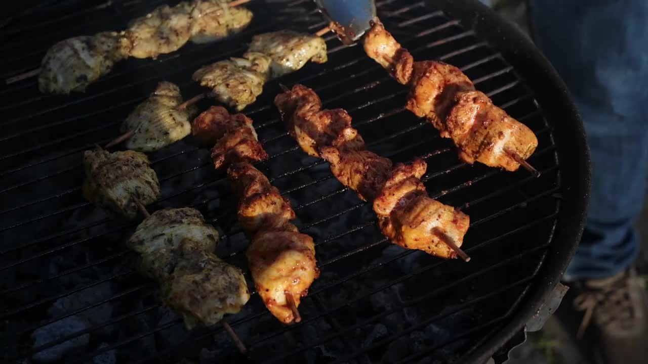 美味的烤肉，夏日烧烤视频素材