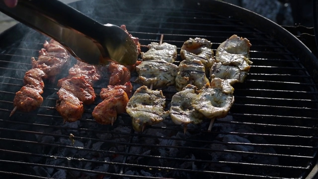 美味的烤肉，夏日烧烤视频素材