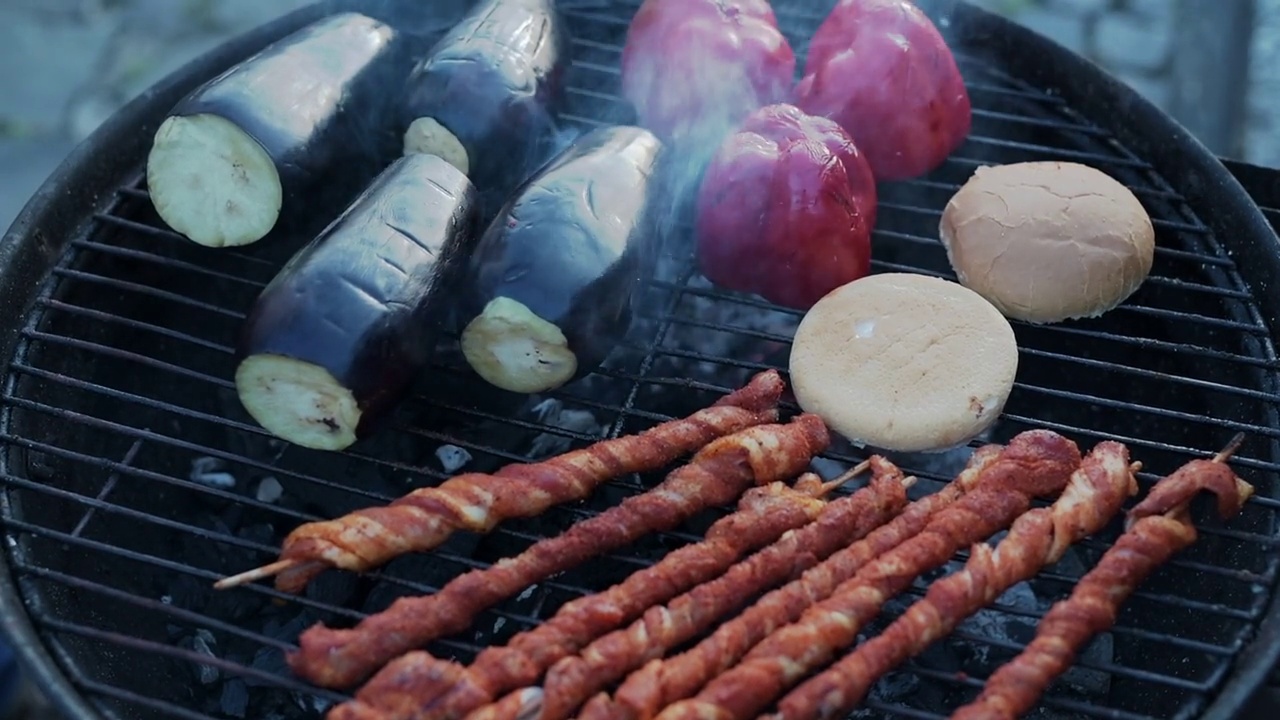 美味的烤肉，夏日烧烤视频素材