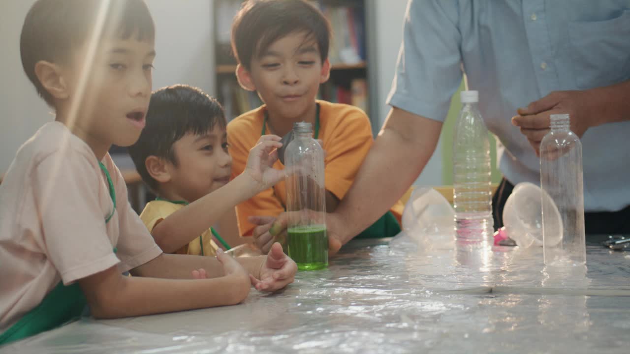 孩子们很兴奋，在科学课上学习了用醋和气球混合小苏打。视频素材