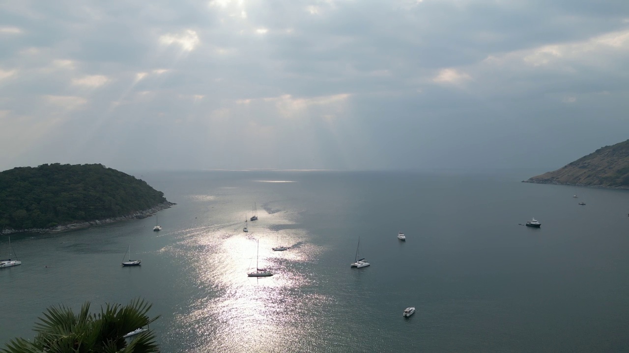 泰国普吉岛的海边全景。直升机上的鸟瞰图视频素材