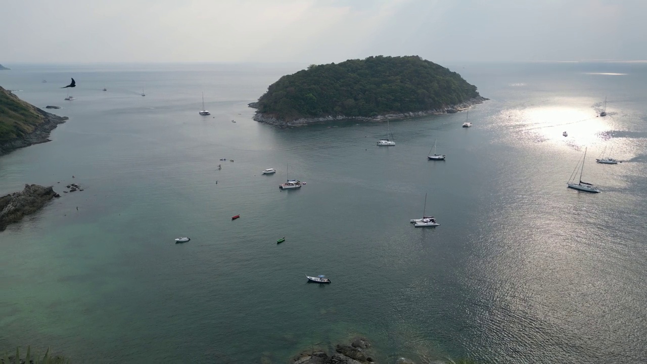 泰国普吉岛的海边全景。直升机上的鸟瞰图视频素材