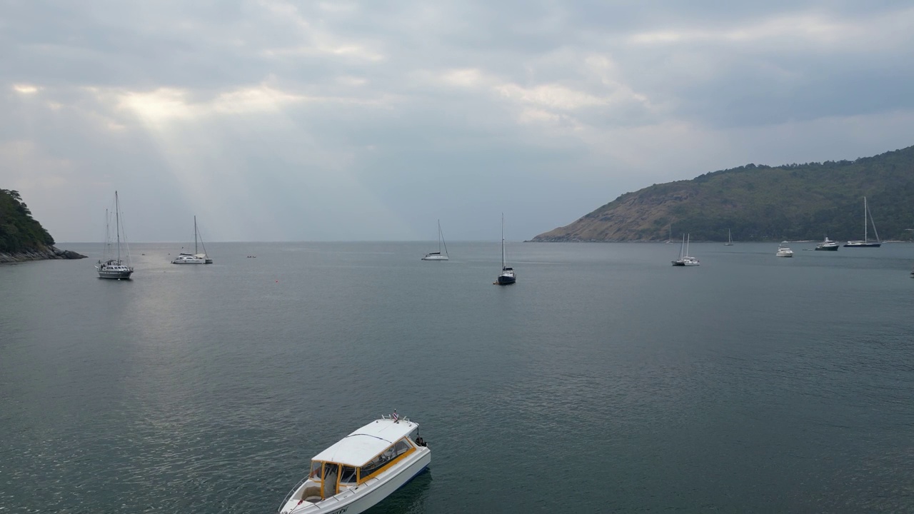 泰国普吉岛的海边全景。直升机上的鸟瞰图视频下载