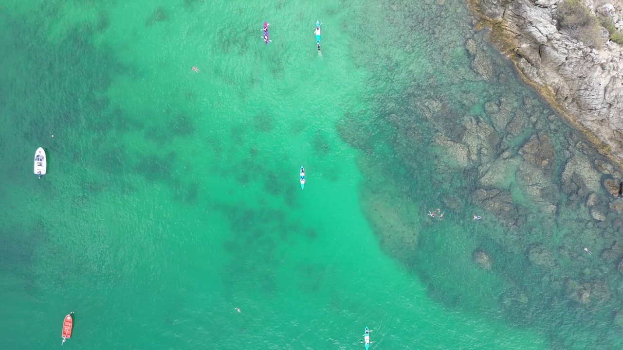 泰国普吉岛的海边全景。直升机上的鸟瞰图视频素材