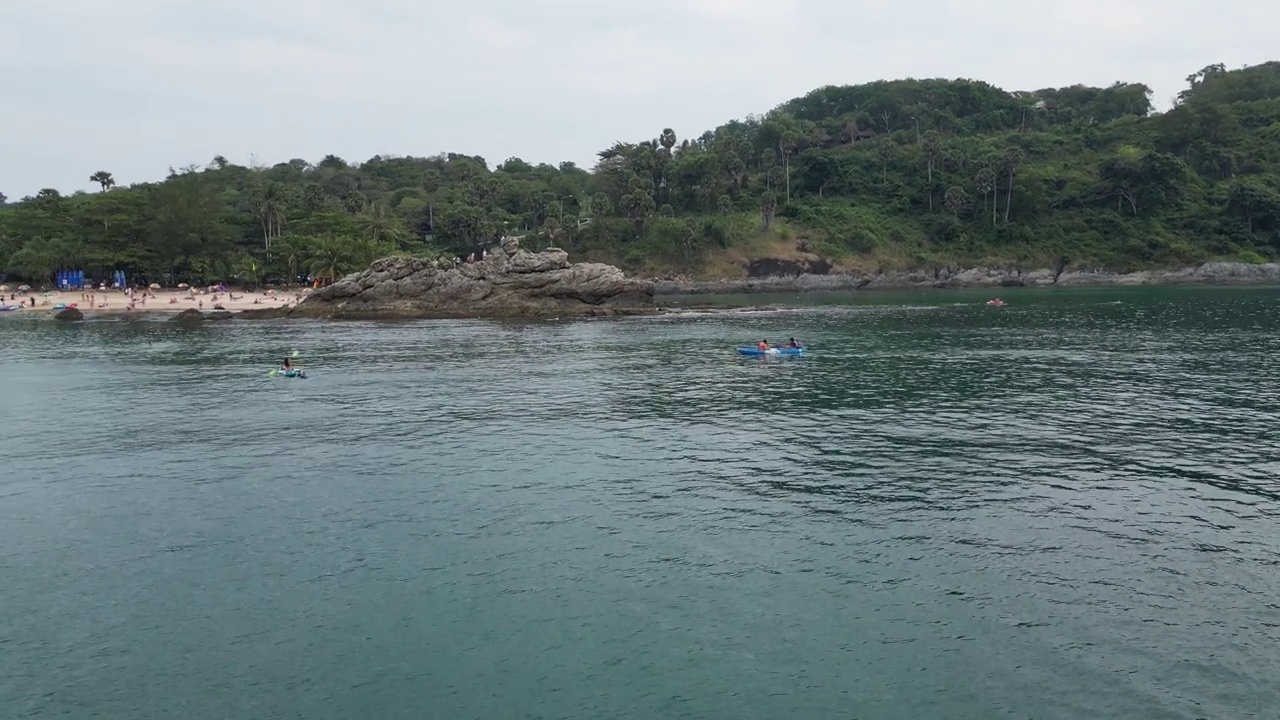 泰国普吉岛的海边全景。直升机上的鸟瞰图视频下载