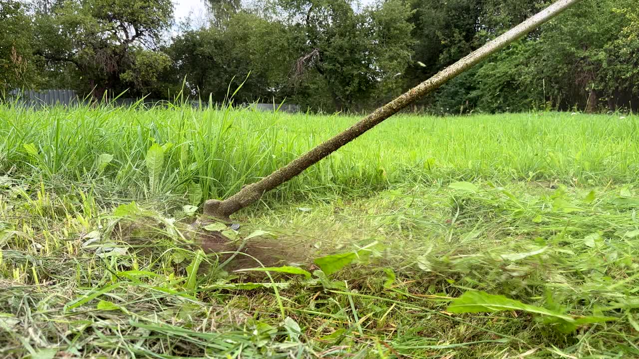 园丁修剪杂草。剪草机和割草机。草坪养护服务。视频素材