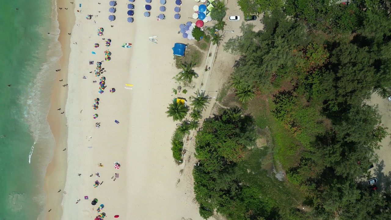 泰国普吉岛卡隆海滩的海滨全景。直升机上的鸟瞰图视频下载