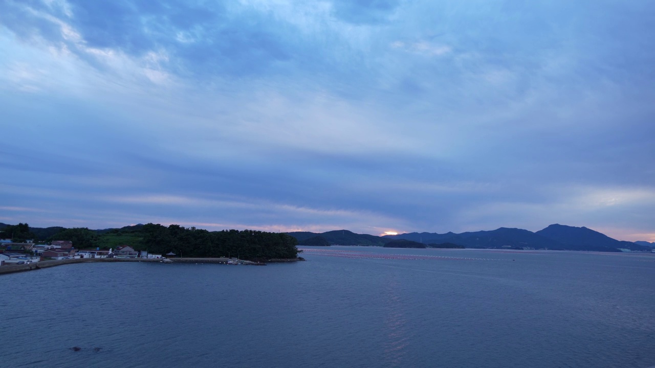 夜光下天空、河流和山脉的景色视频素材