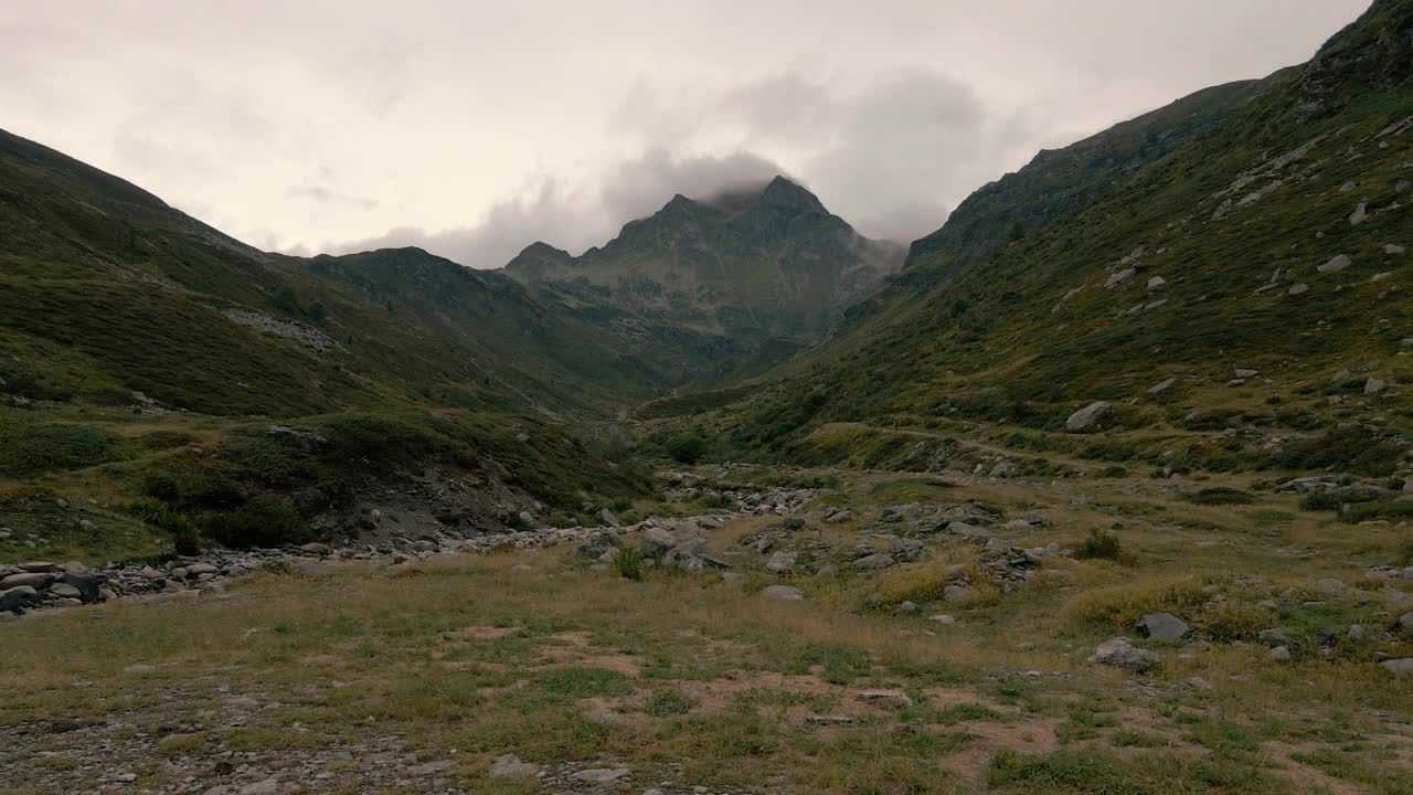 无人机在意大利阿尔卑斯山马德西莫的Spadolazzo峰前起飞视频素材