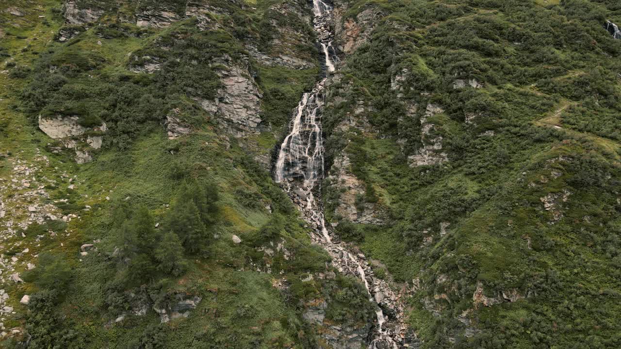 无人驾驶飞机接近在马德西莫山瀑布-意大利阿尔卑斯山视频素材