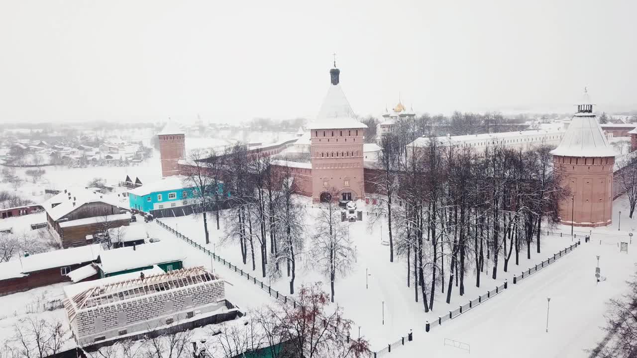 鸟瞰图冬季乡村古色古香的建筑与寺庙基督教教堂圆顶的地标视频素材