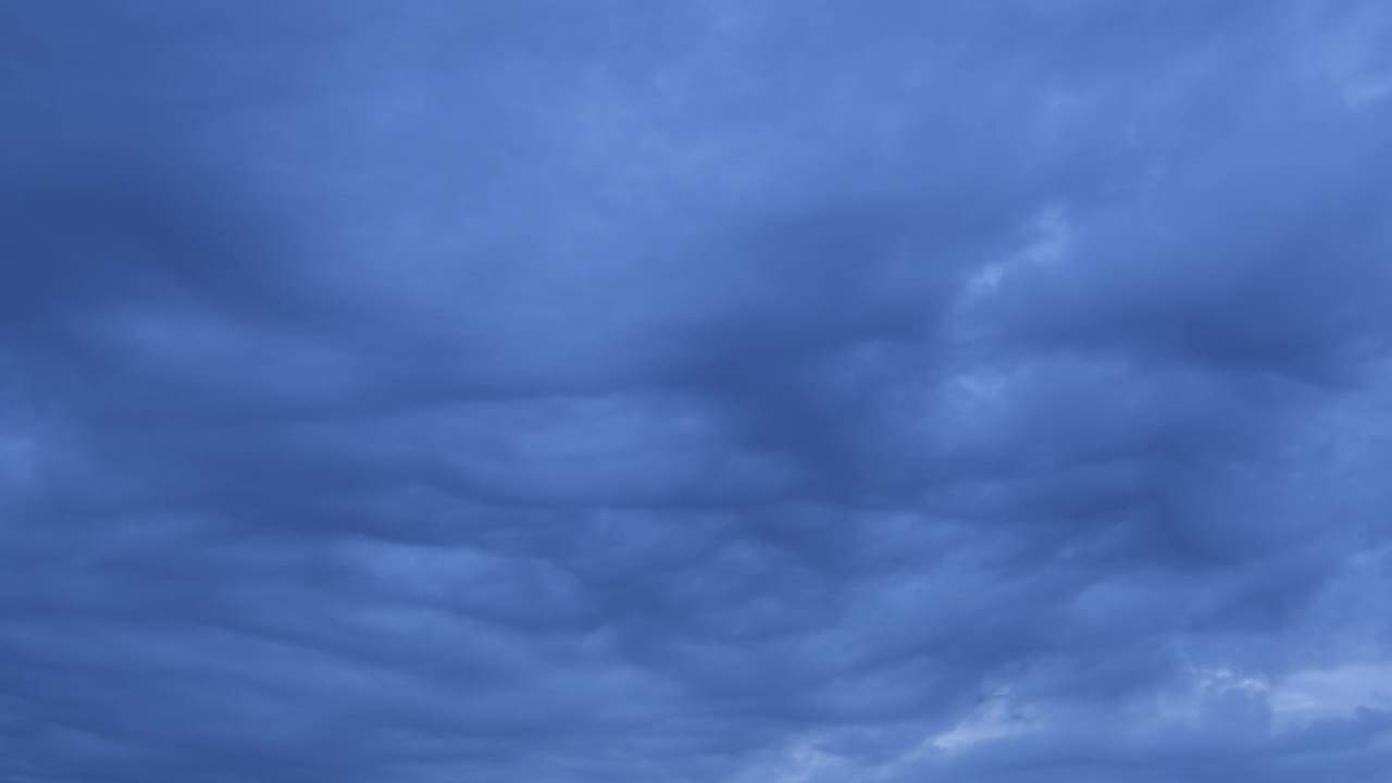 戏剧性的天空与暴风雨云在阴天的时间流逝。视频素材