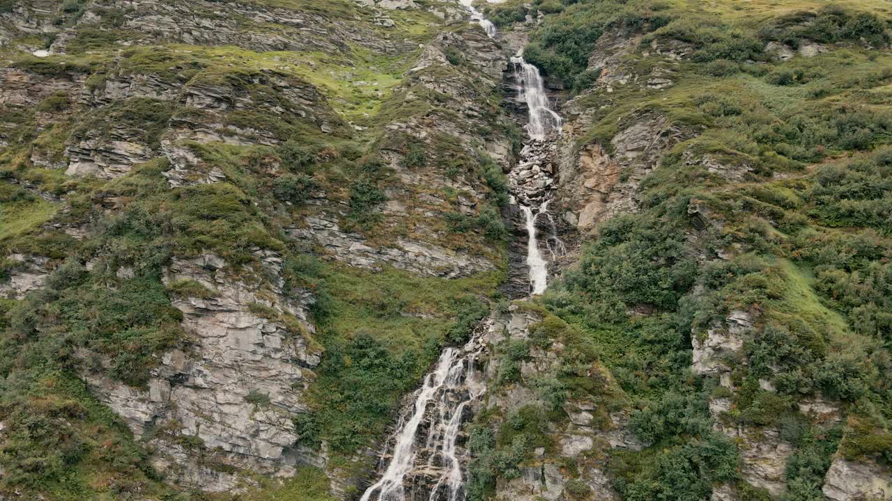 无人机在意大利阿尔卑斯山脉马德西莫的山涧瀑布前上升视频素材