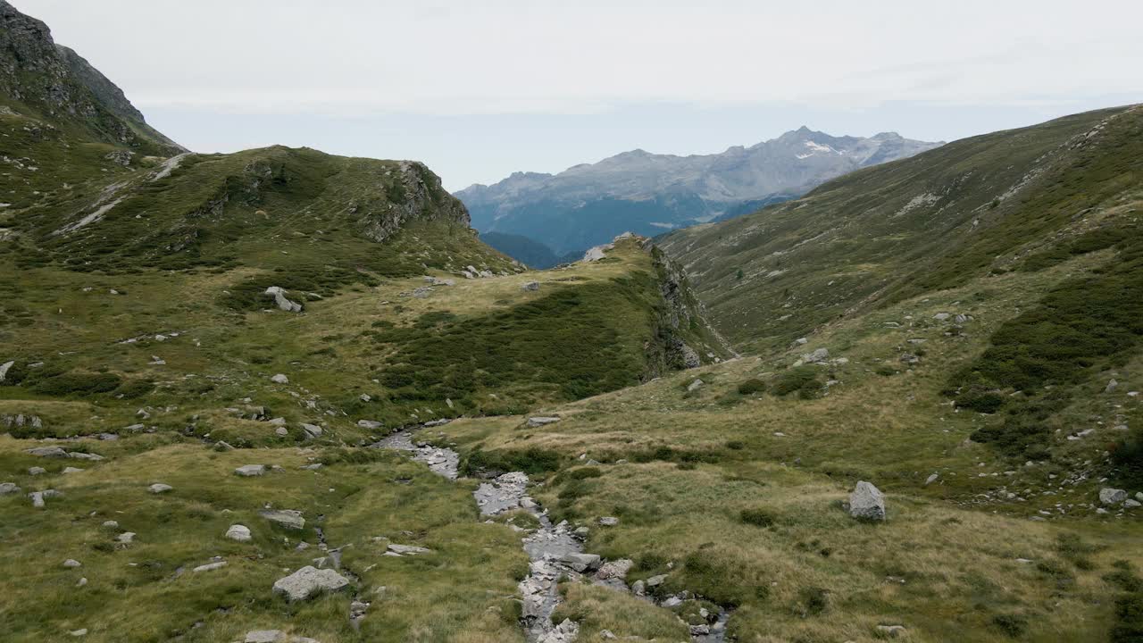 无人机在意大利阿尔卑斯山脉马德西莫的高山牧场上空飞行视频素材