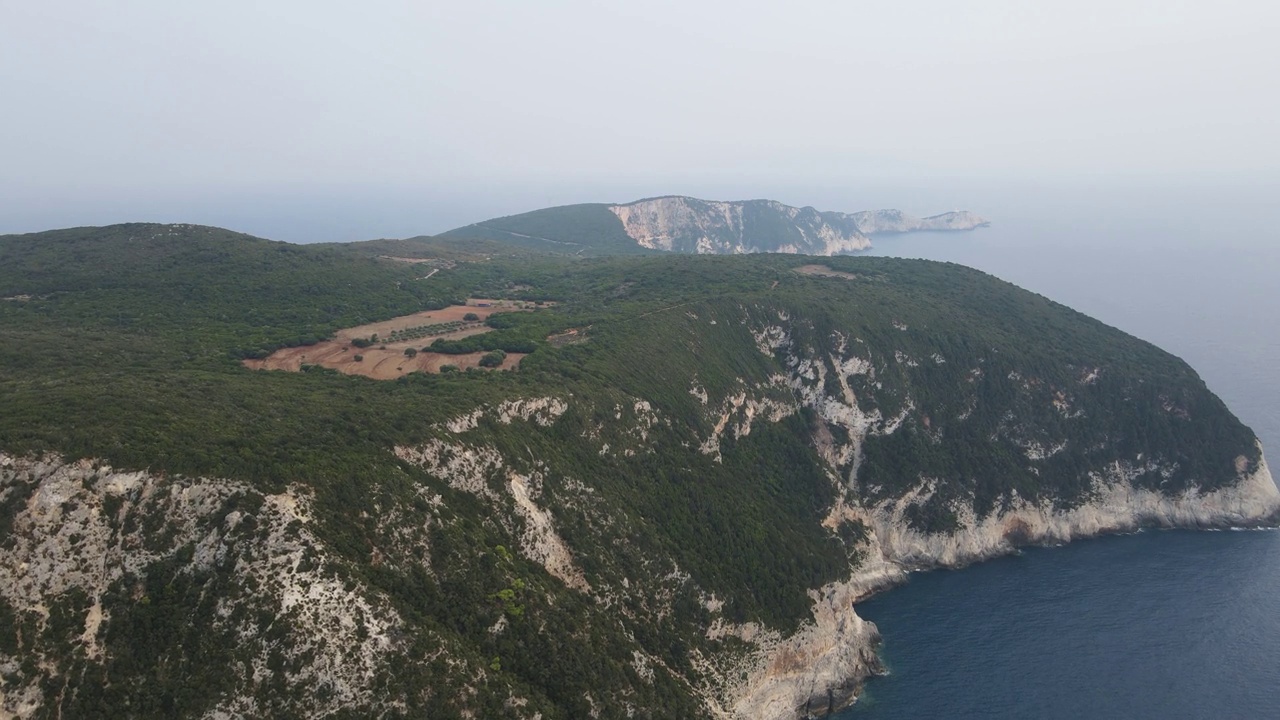 希腊爱奥尼亚群岛莱夫卡达海岸线鸟瞰图视频素材