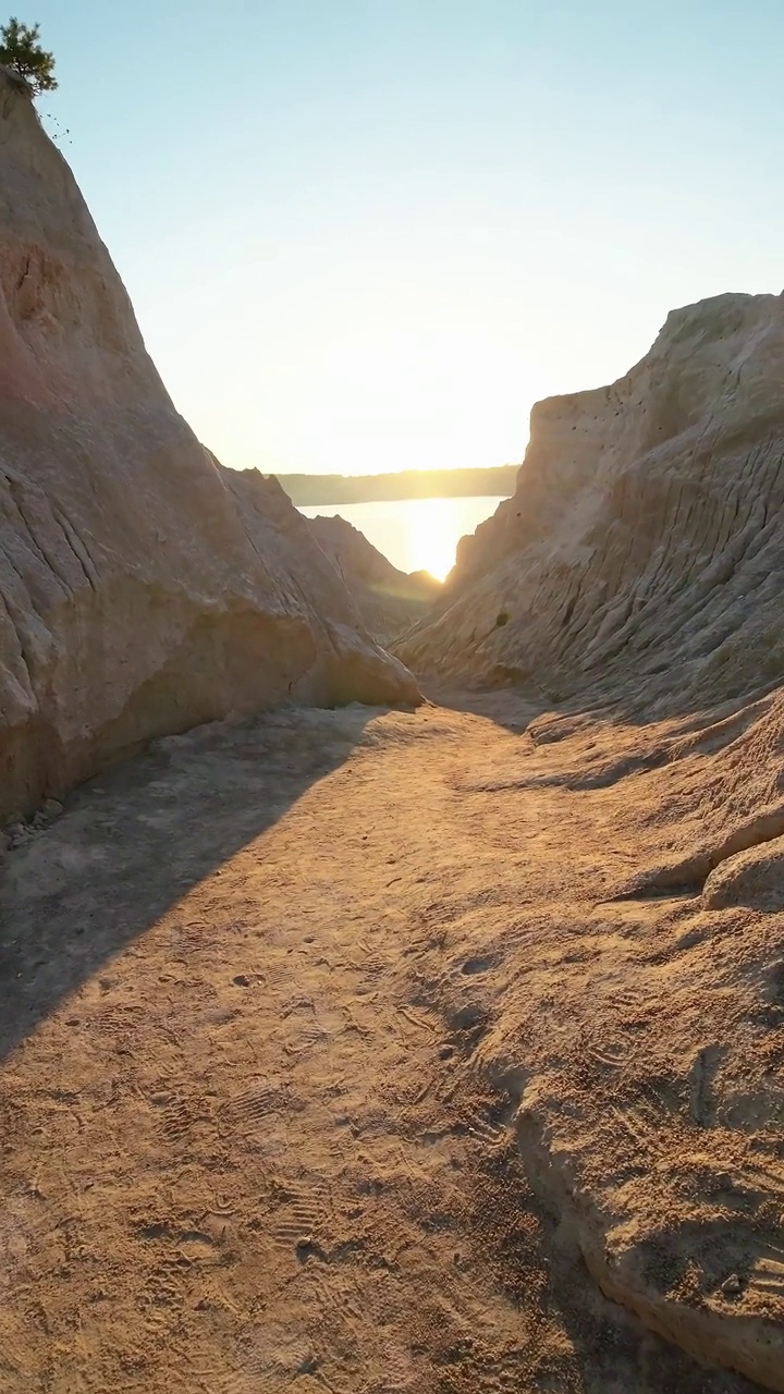 在一个阳光明媚的初夏早晨，风景如画地来到海滩。垂直视频视频素材