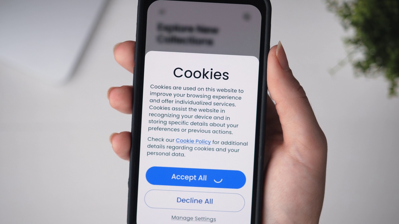 在智能手机上接受网页cookie。欧盟的通用数据保护条例GDPR。视频素材