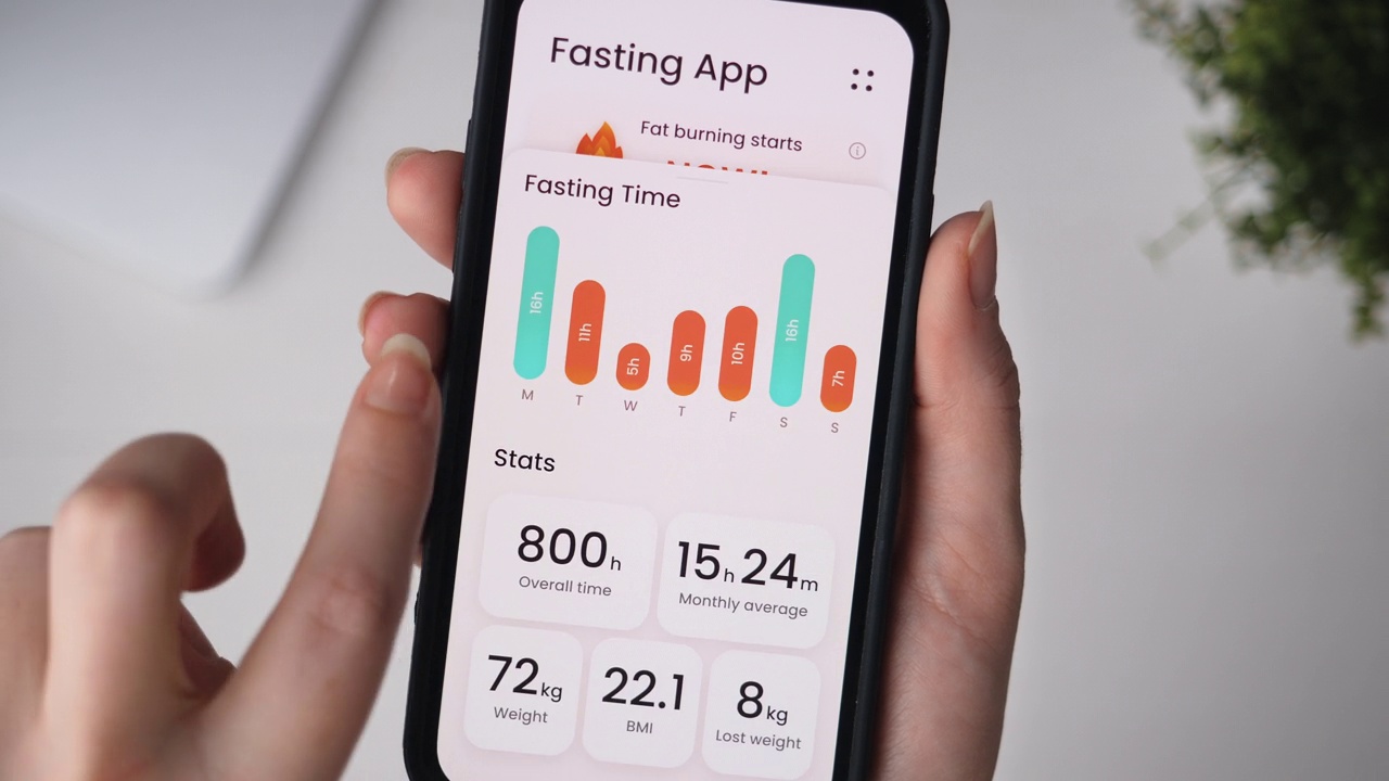 使用特殊的智能手机应用程序跟踪间歇性禁食时间。在移动应用程序的帮助下进行有时间限制的饮食。视频素材
