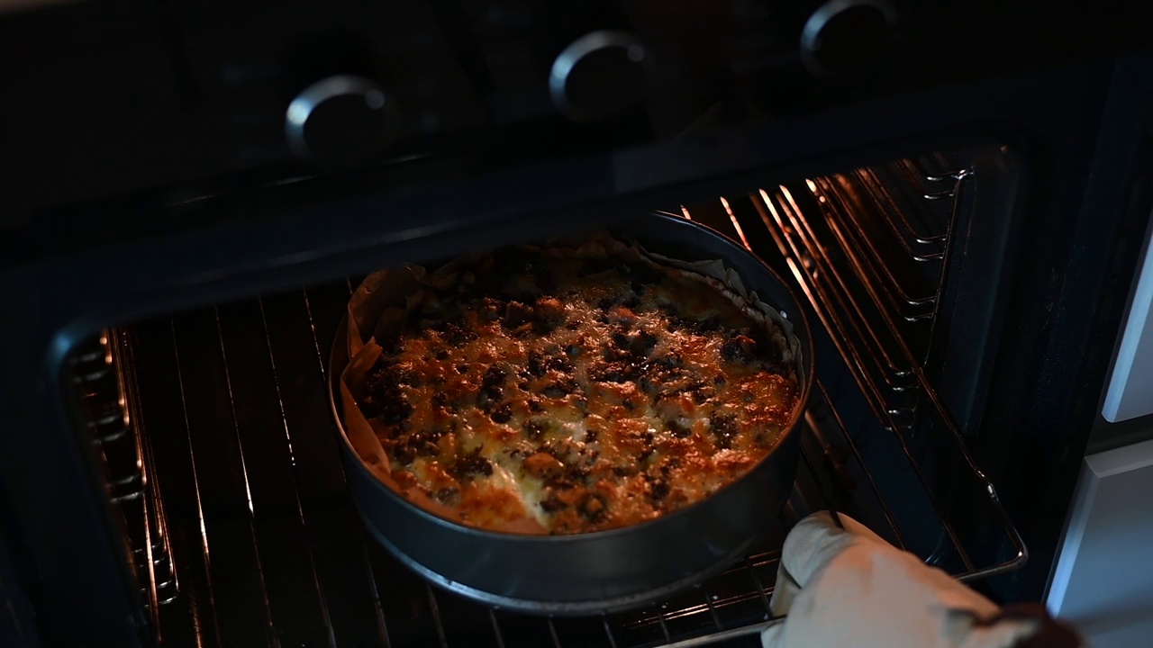 把准备好的肉饼从烤箱里拿出来视频素材