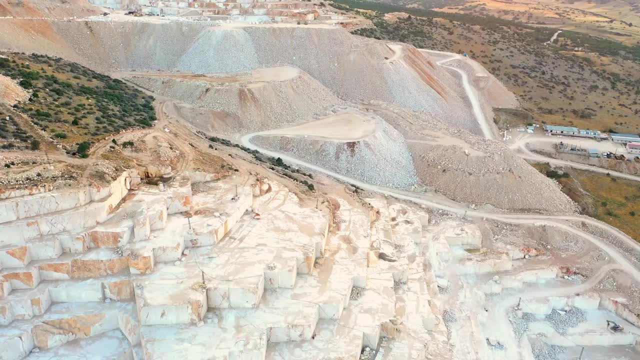 采矿业:大理石采石场梯田。大理石开采，鸟瞰图。生产。视频素材