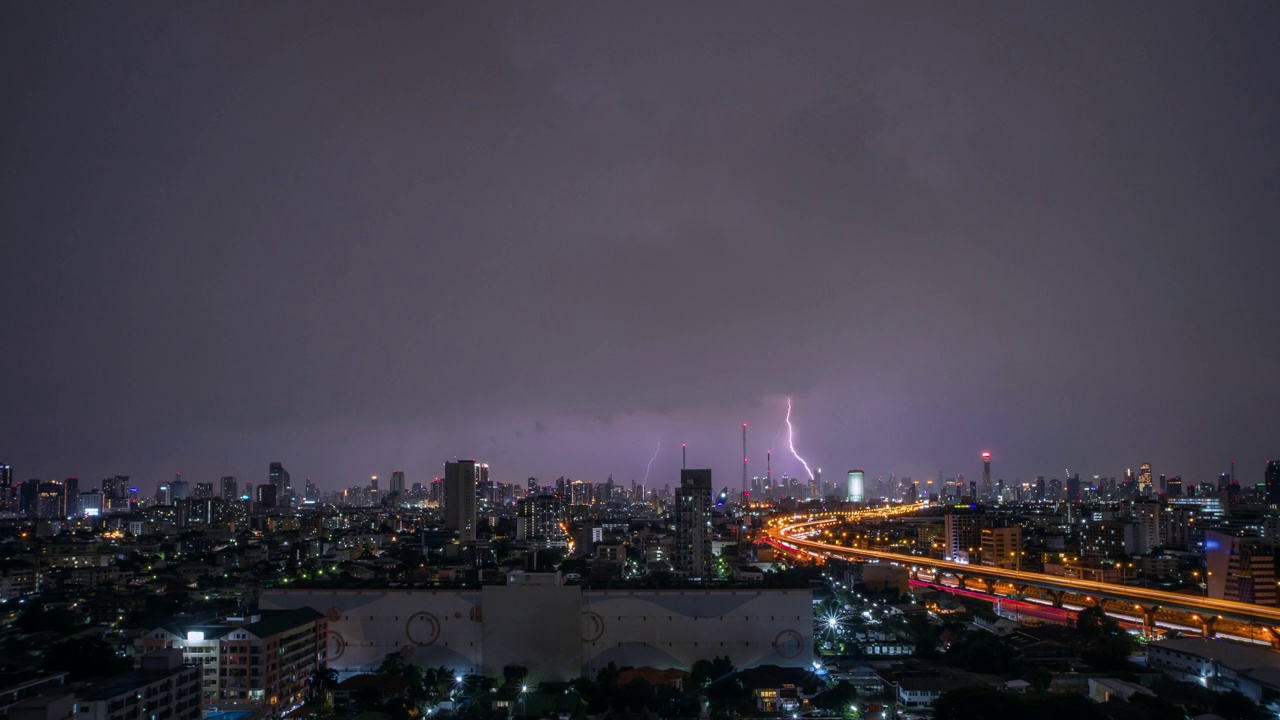 当闪电从城市上空落下时，天空的时间流逝视频素材