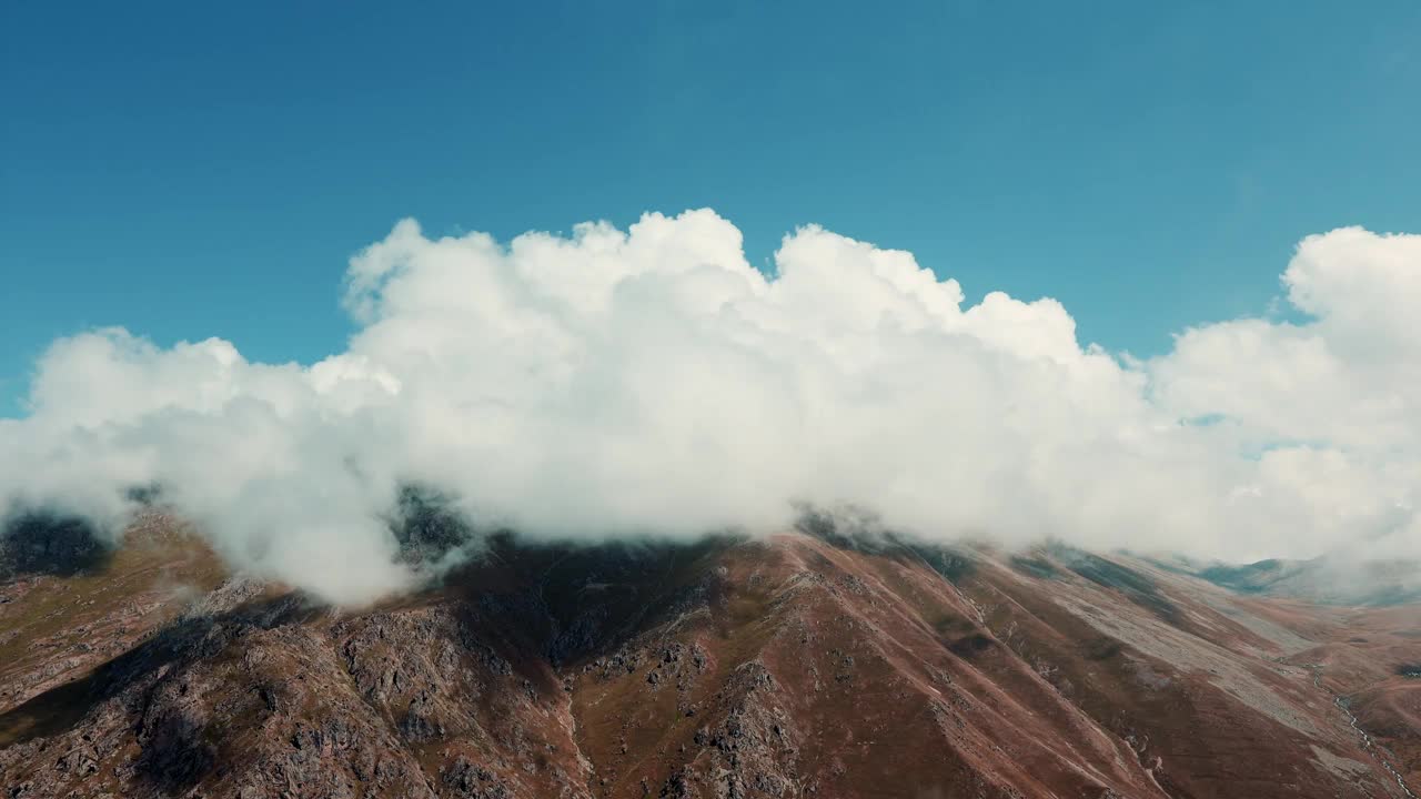 土耳其里泽kaparkar山脉的云彩运动视频下载