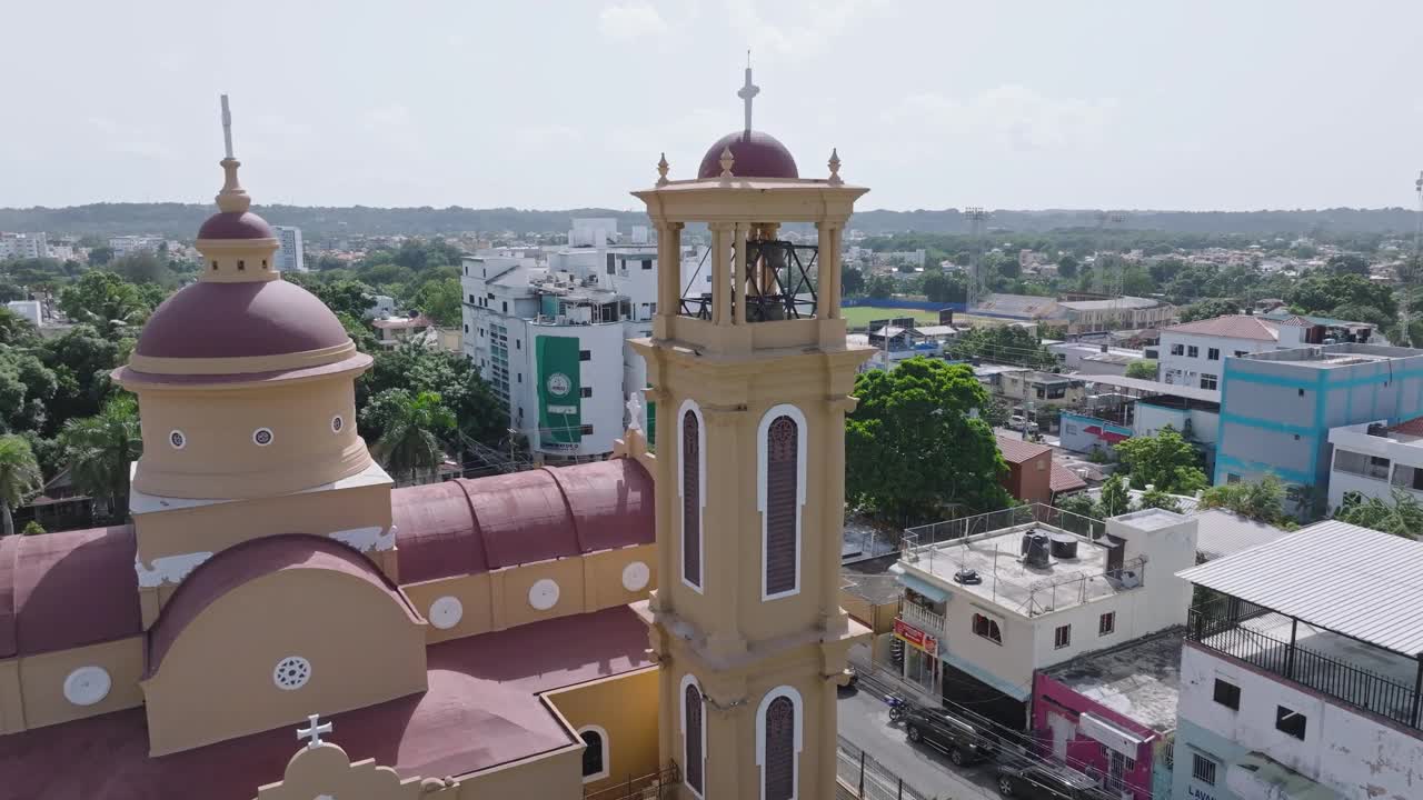 多米尼加共和国圣克里斯托瓦尔市中心的Nuestra Señora de la Consolacion。无人机航拍视频素材