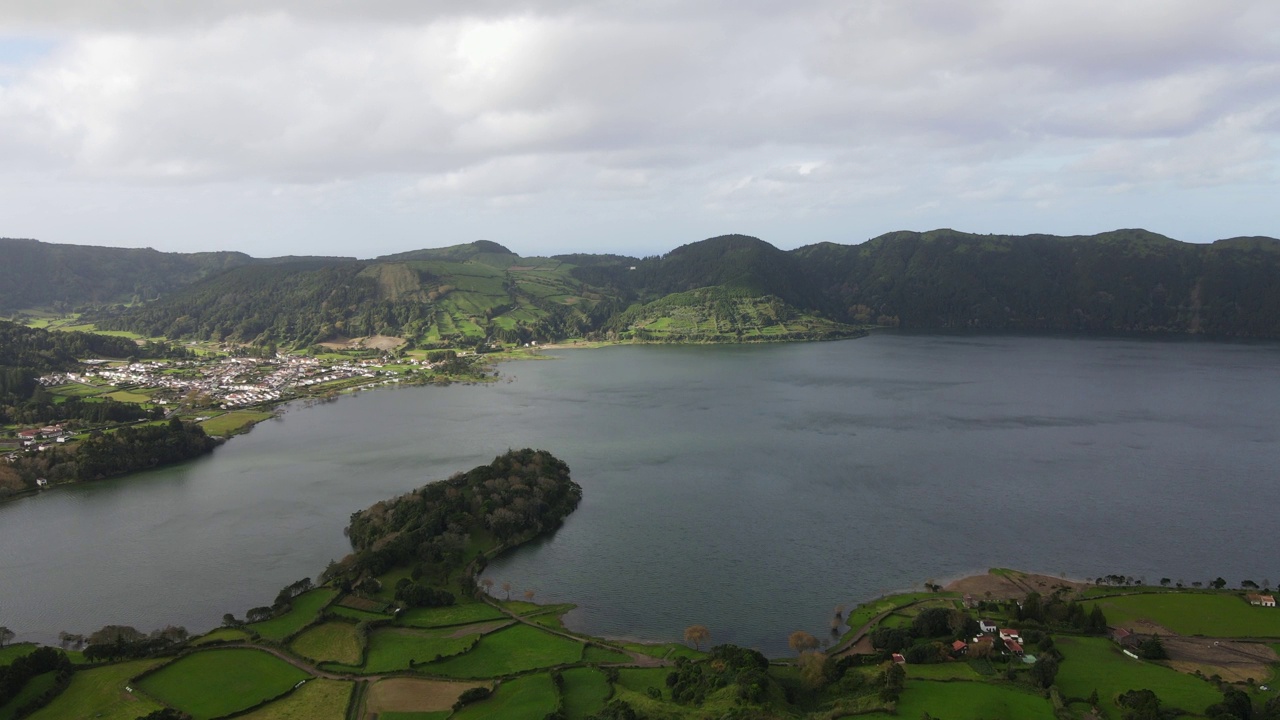 鸟瞰湖，位于火山火山口附近的城市塞特Cidades在亚速尔群岛，圣米格尔岛。Vista do Rei视点。视频素材