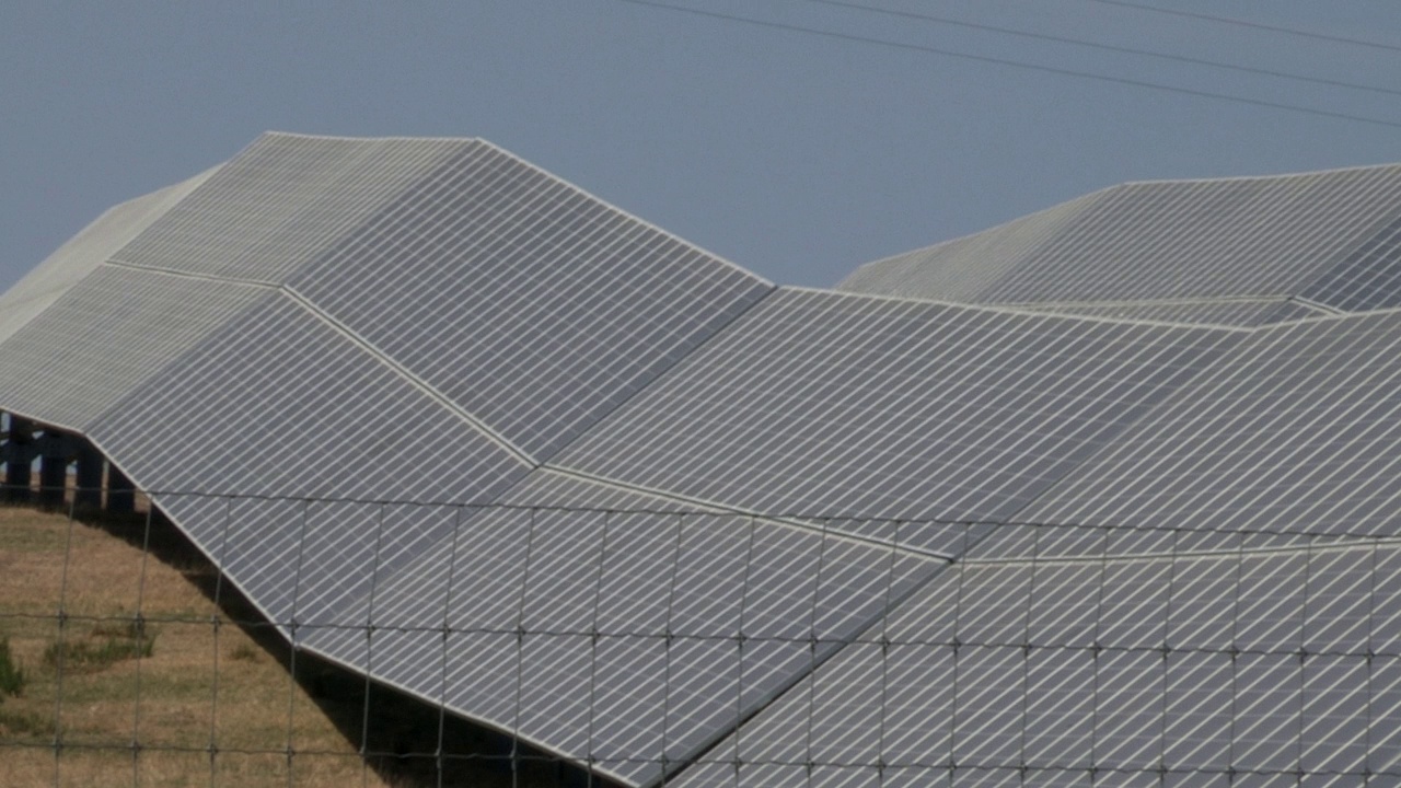 太阳能电池板产生大量电能视频素材