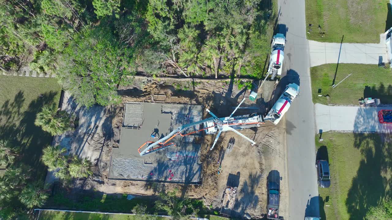 建筑工人在新房工地浇筑混凝土平板基础垫层，为建筑墙壁和屋顶做好准备。房屋市场的发展视频素材