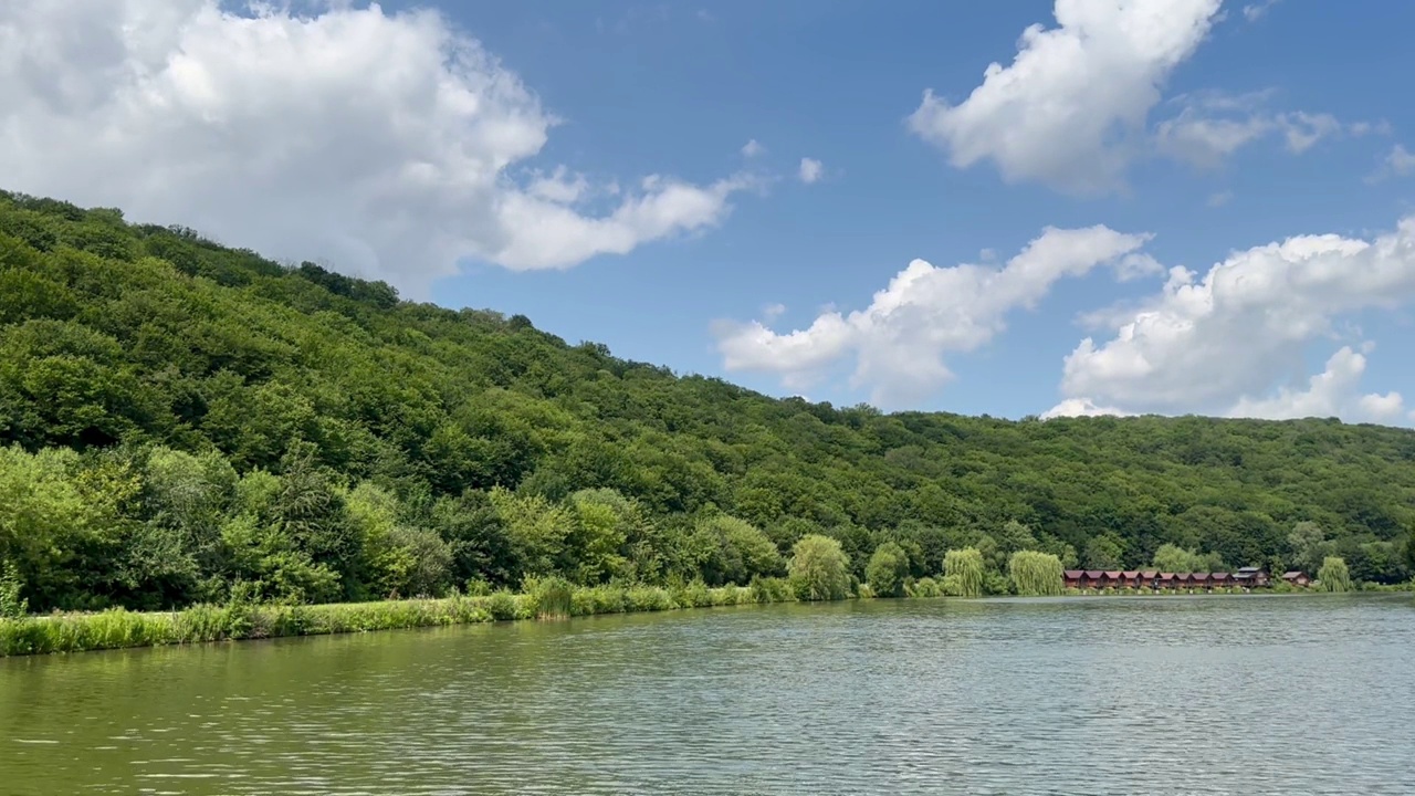 夏天的风景，绿色的森林中间有一个湖视频素材