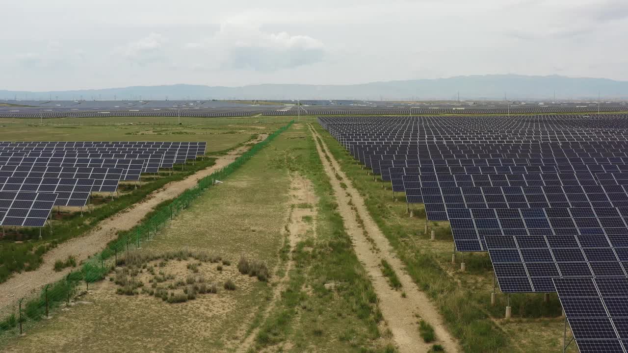 未来的可持续能源:探索光伏太阳能农场的潜力视频素材