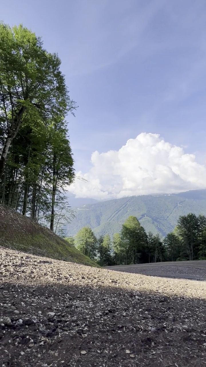 在一个阳光明媚的夏日里爬山。高质量镜头视频下载