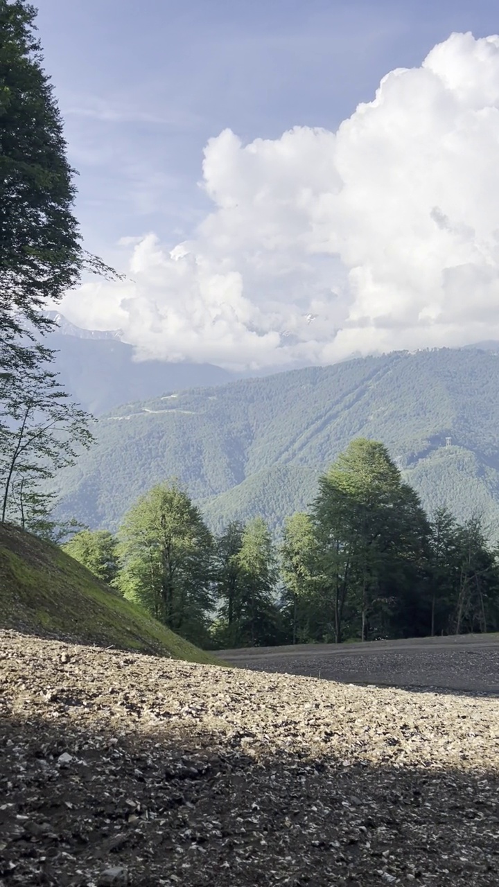 在一个阳光明媚的夏日里爬山。高质量镜头视频素材