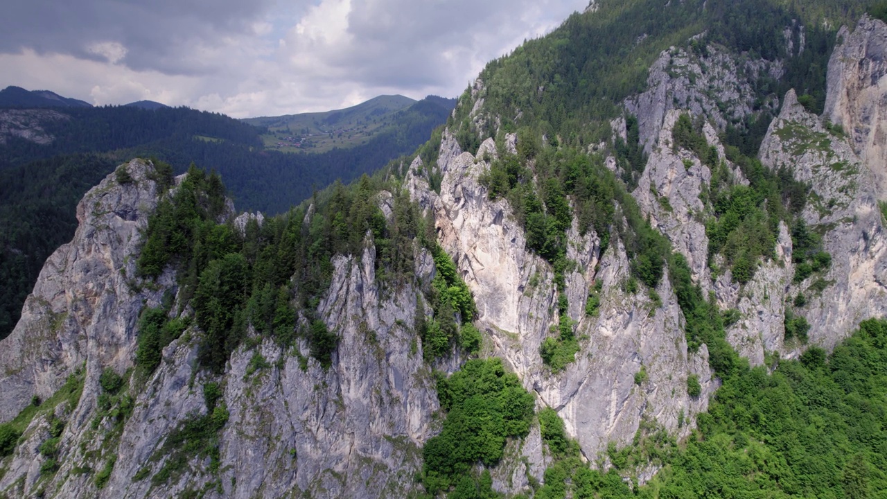 放大高山周围的山峰尖峰视频素材