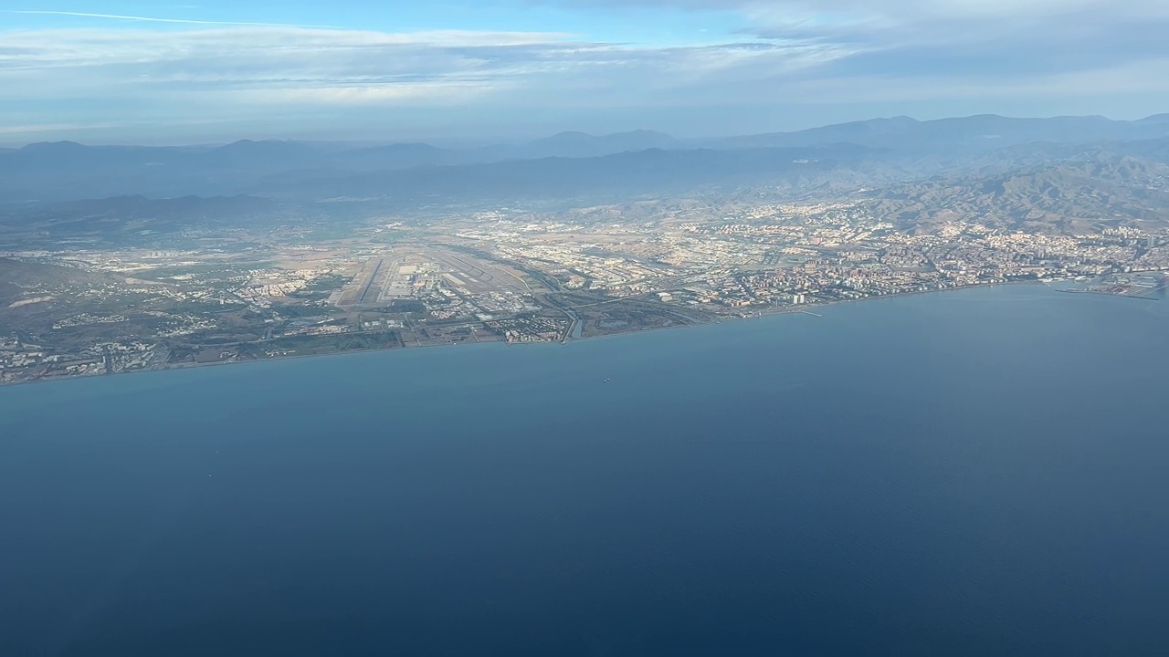 空中的全景马拉加城市和机场,拍摄于西班牙、飞机客舱在离开机场。飞行员的观点。视频素材