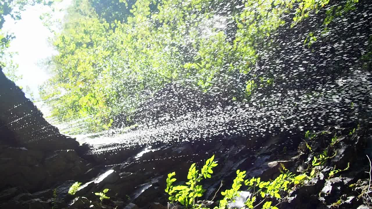 喀尔巴阡山脉的一个小瀑布，有水晶般的冷水视频素材