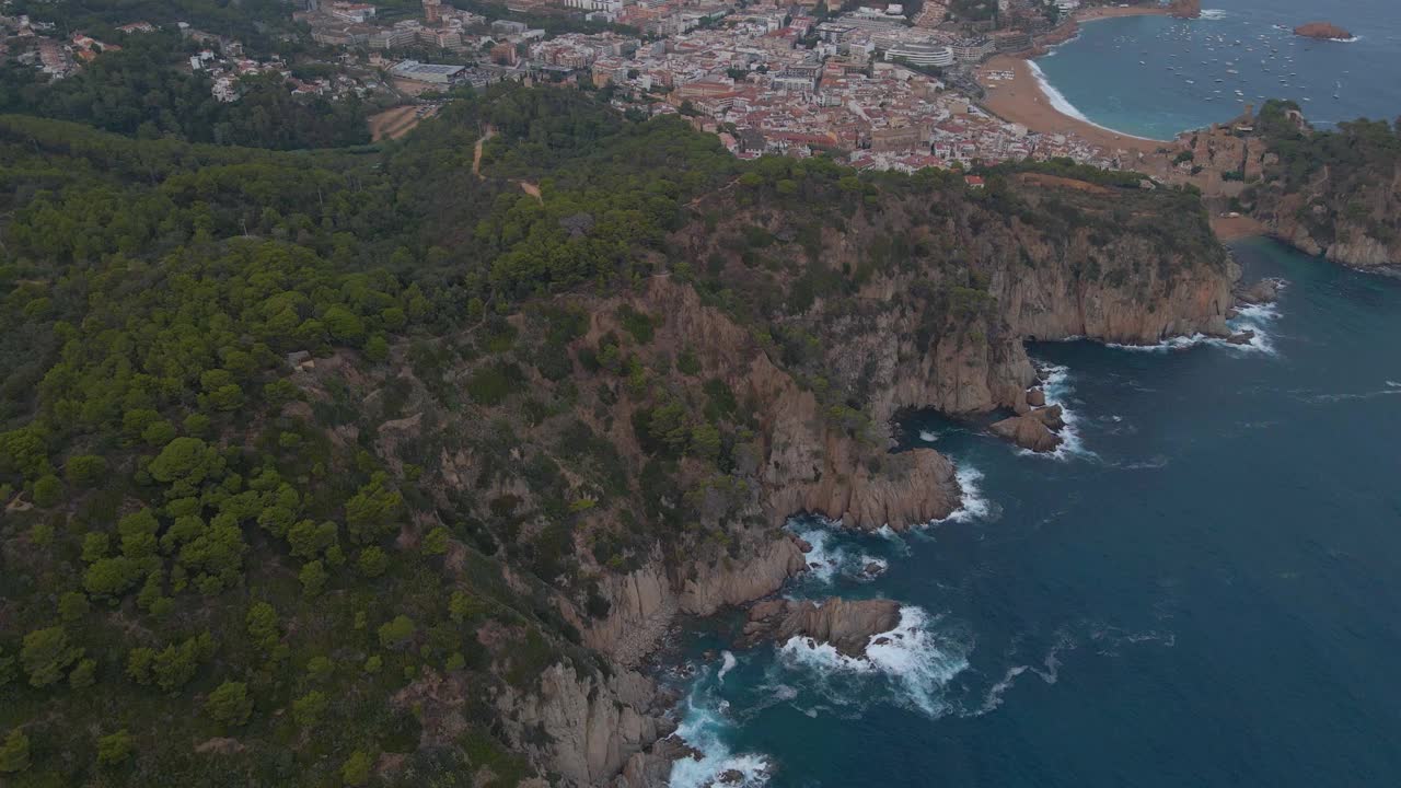 一架无人机在西班牙托萨德马尔的巴利阿里海海岸线上空飞行视频素材