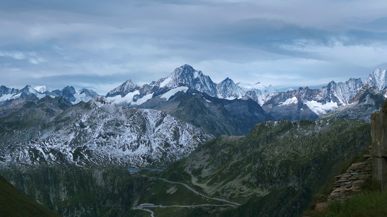 瑞士阿尔卑斯山脉和蜿蜒的道路的壮丽全景视频素材