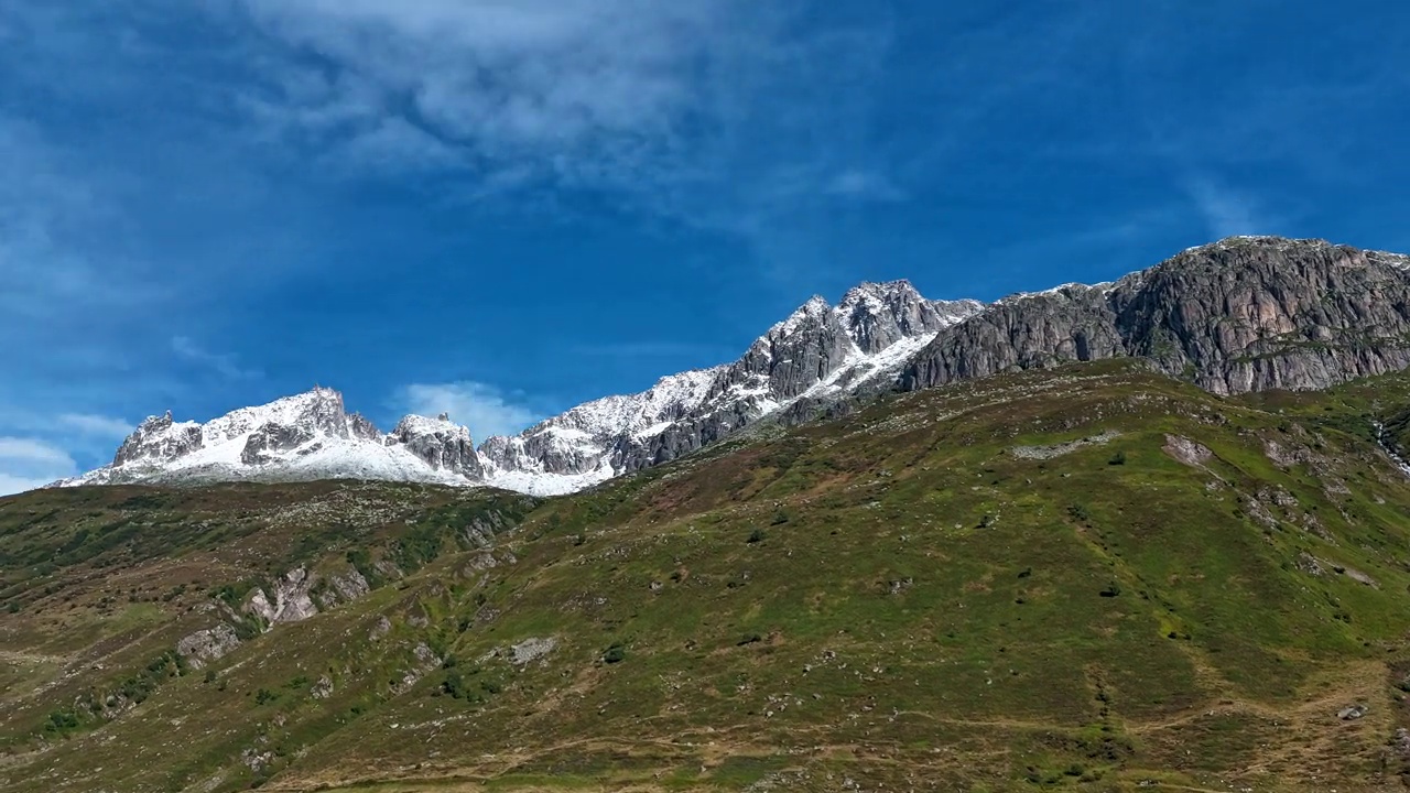 瑞士山脉的超缩图，云层在雪峰上快速移动视频素材