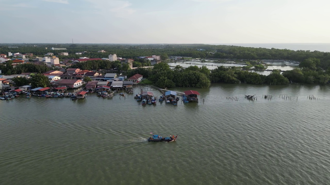 鸟瞰图渔船移动在河上的Sungai Kerian视频素材