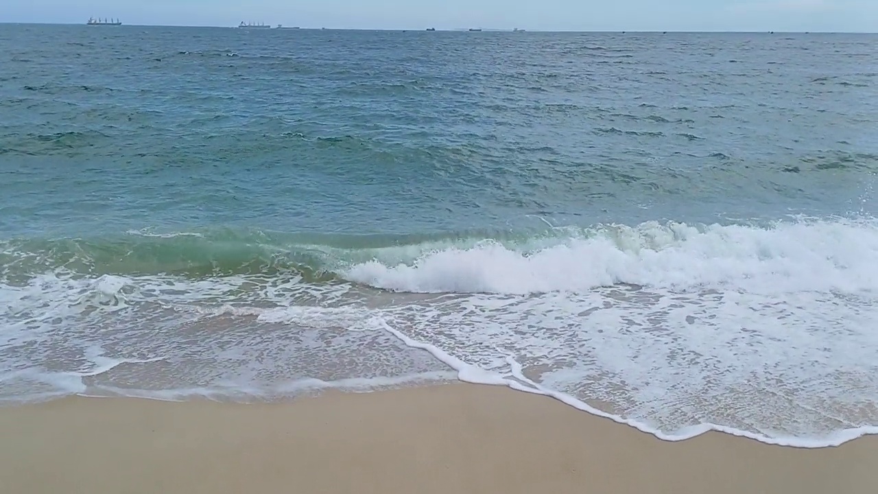 海景，风景景观，嘉纳海滩，宁顺省，越南。沙滩，蓝色的大海，海浪，白色的泡沫撞击沙滩阳光明媚的日子。视频素材