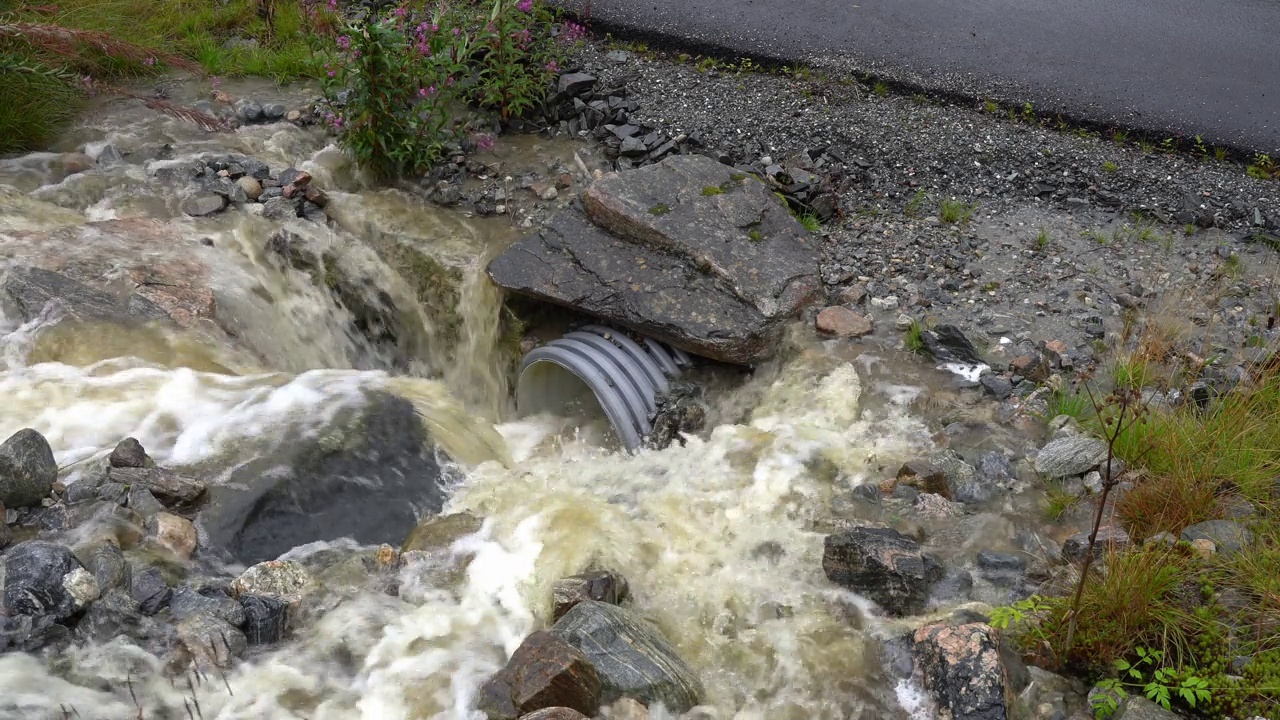 挪威洪水期间，雨水涌入公路下的涵洞。视频素材