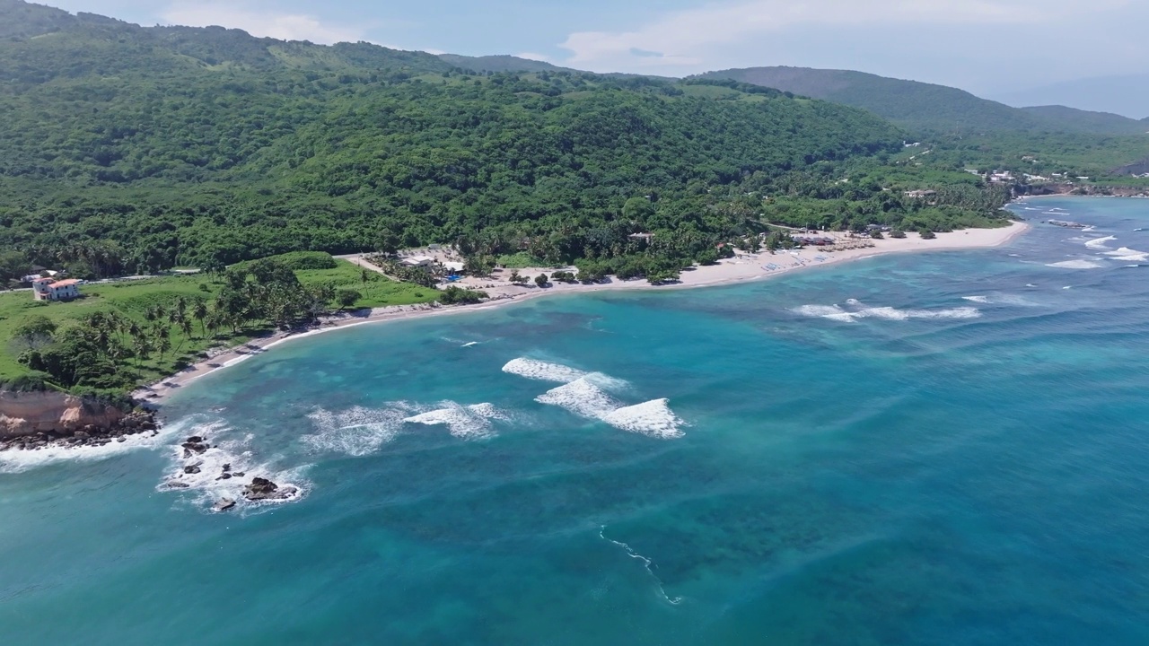 Playa El Quemaito海滩的美丽风景，在多米尼加共和国巴拉奥纳。无人机航拍图视频素材