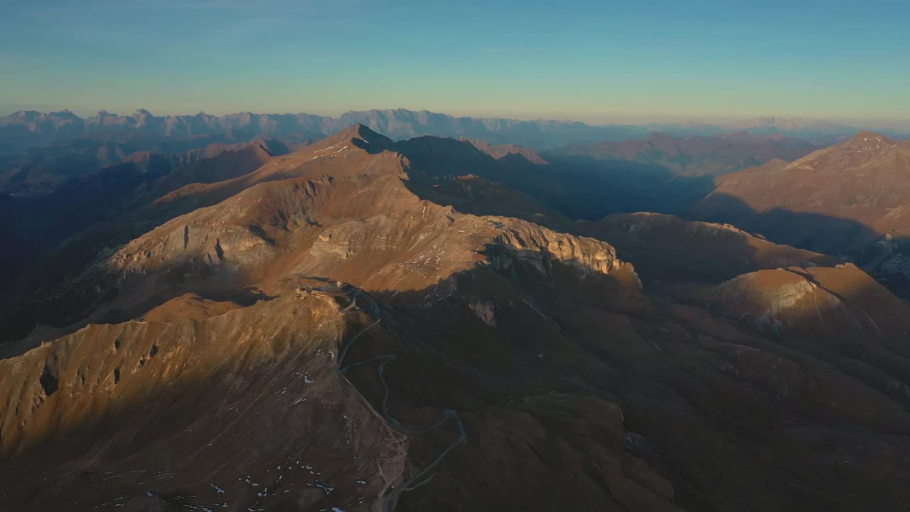 日落时分，大格洛克纳阿尔卑斯公路上著名的雪绒花峰鸟瞰图视频下载