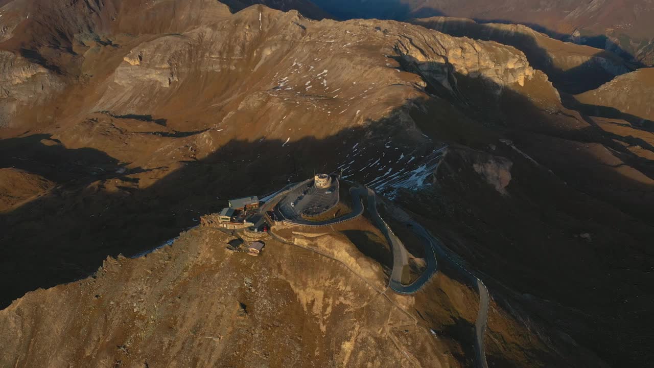 日落时分，大格洛克纳阿尔卑斯公路上著名的雪绒花峰鸟瞰图视频下载