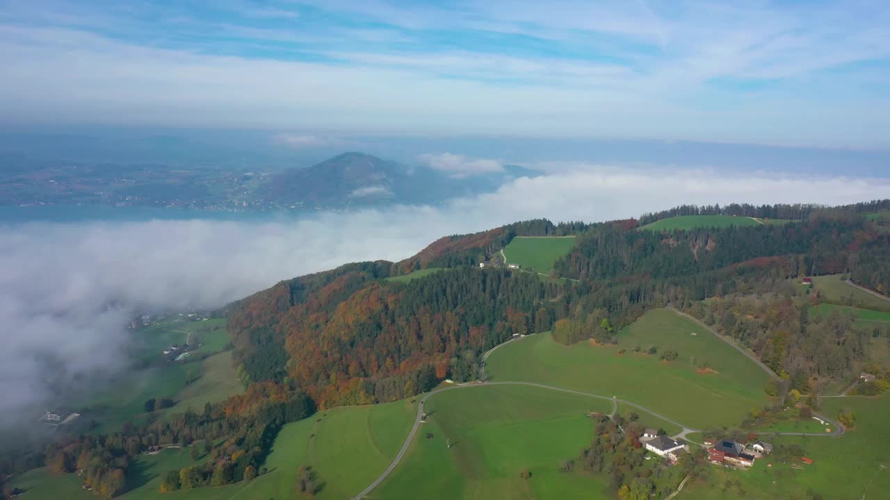 奥地利萨尔茨卡默古特地区云层覆盖的广阔山谷鸟瞰图视频下载