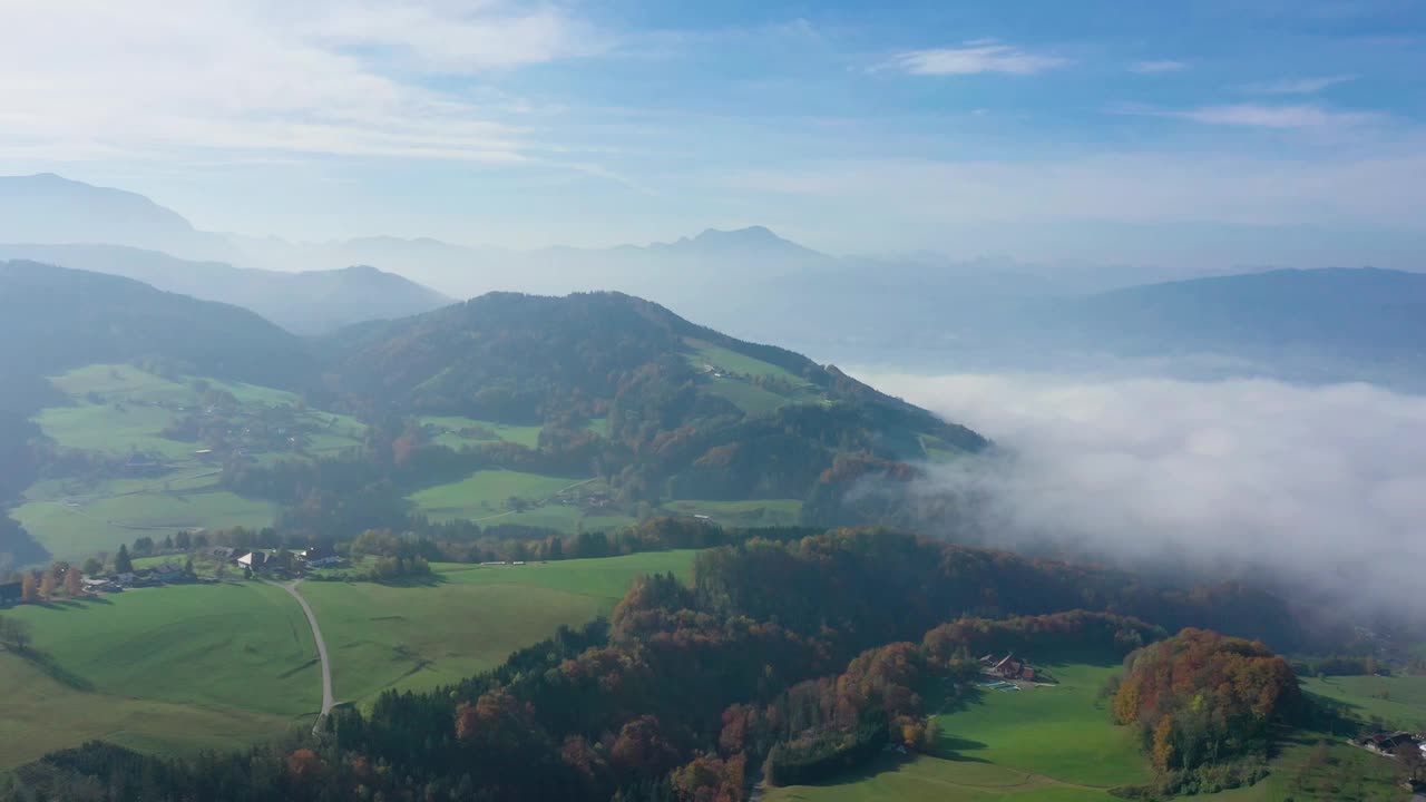 奥地利萨尔茨卡默古特地区云层覆盖的广阔山谷鸟瞰图视频下载
