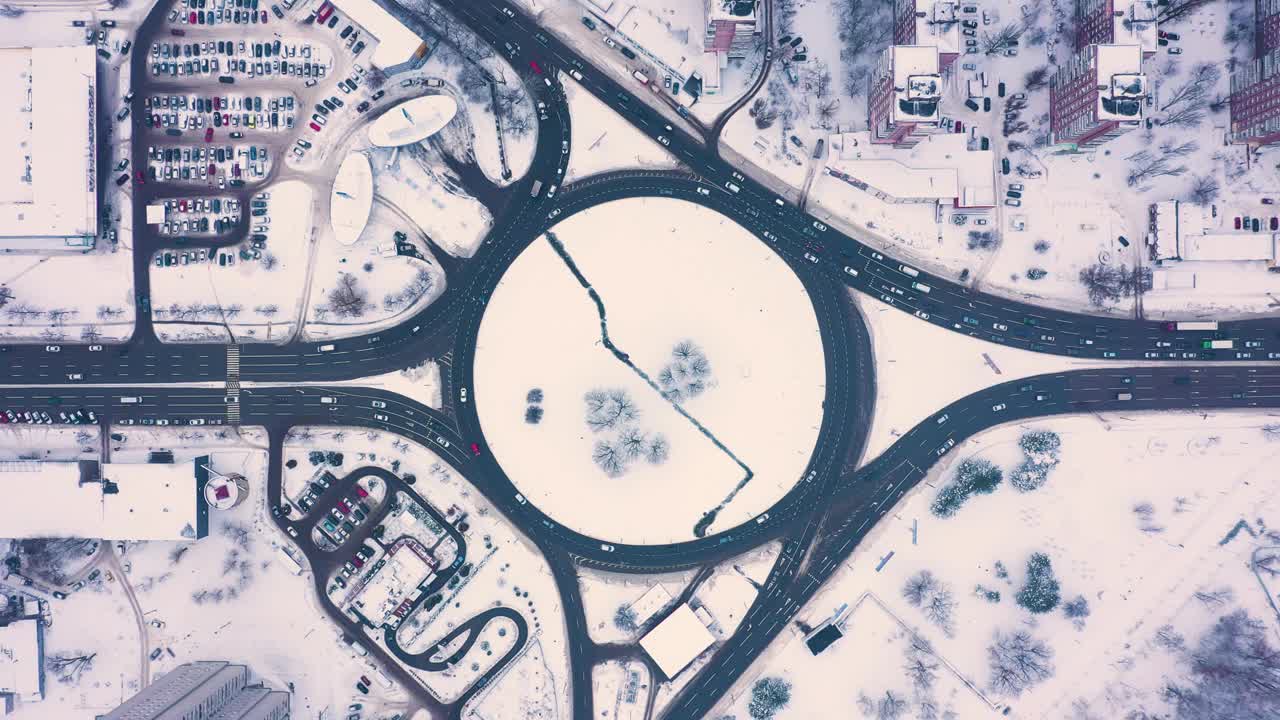 空中俯瞰的冬季大回旋处有很多汽车视频下载